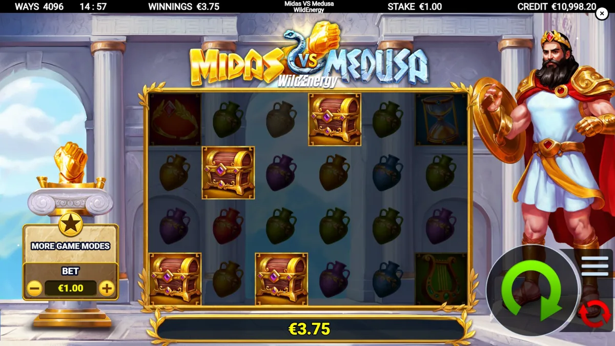 Tampilan layar permainan slot Midas VS Medusa WildEnergy dengan elemen emas dan batu